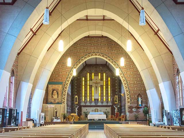 Nave de la iglesia del Santuario diocesano de Santa Teresa del Niño Jesús
